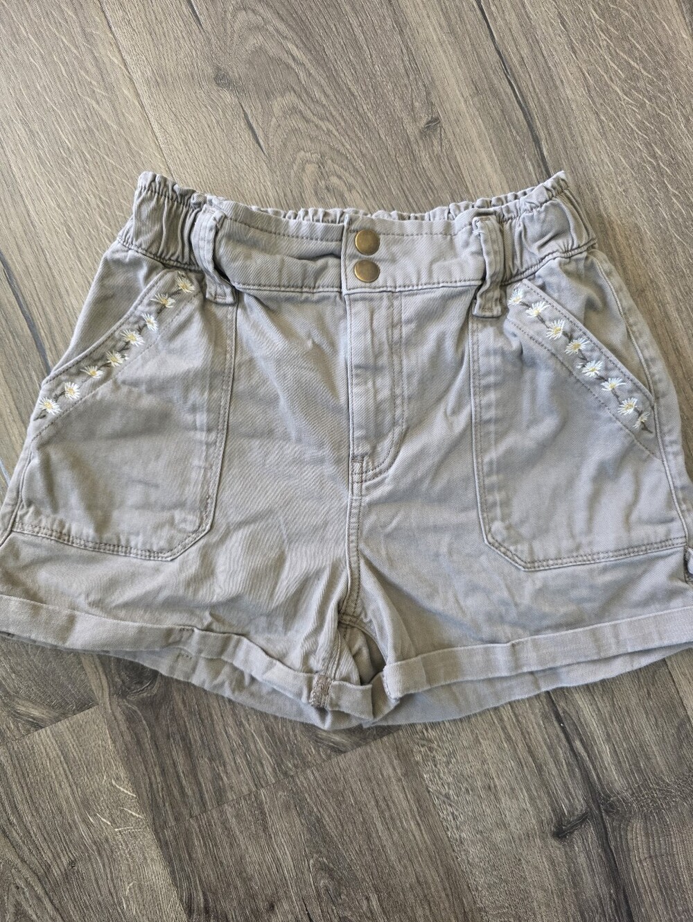 Casual High-Waist Green Women's Shorts with Daisy Embroidery